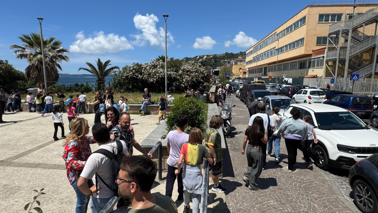 video panica la napoli dupa un cutremur de 44 scoli evacuate metrou blocat si trafic paralizat 682366ac085ea