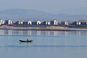 video patru ambarcatiuni au fost rasturnate de vant pe un rau din china 9 pasageri au murit 6818551189711