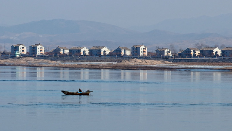 video patru ambarcatiuni au fost rasturnate de vant pe un rau din china 9 pasageri au murit 6818551189711