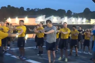 video pete hegseth s a antrenat alaturi de trupele americane pe un portavion in singapore imagini inedite cu seful pentagonului 68395d57ae451