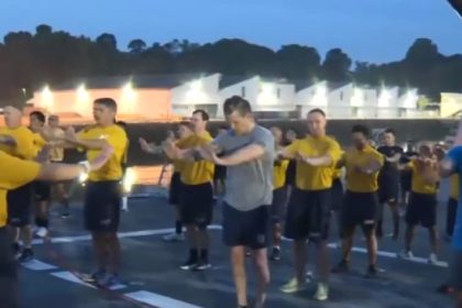 video pete hegseth s a antrenat alaturi de trupele americane pe un portavion in singapore imagini inedite cu seful pentagonului 68395d57ae451