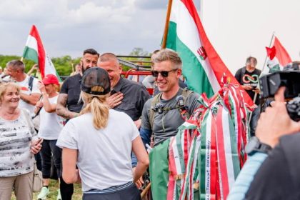 video peter magyar oponentul lui viktor orban a ajuns la granita cu romania in marsul celor un milion de pasi 68308814b0bd9