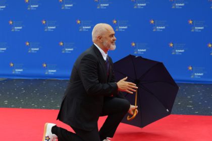 video premierul albaniei a ingenunchiat in fata giorgiei meloni cum a explicat oficialul italian gestul omologului sau 68284b69e9d83