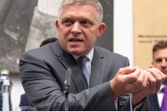 video premierul slovac robert fico a tinut o sedinta de guvern in locul in care era sa moara acum un an cand a fost impuscat 68271861774ee