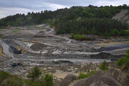video protest al localnicilor in fata salinei praid dupa ce au aflat ca s a inundat si zona turistica 6839739f269f7
