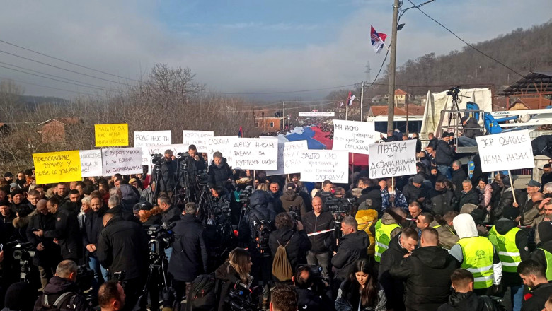 video protest cu sute de afaceristi in kosovo oamenii sunt nemultumiti de cresterea facturilor la energie manifestantii au blocat soselele 683870a3bb770