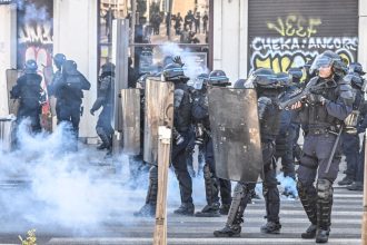 video proteste violente in franta de ziua muncii zeci de manifestanti au fost arestati in mai multe orase din tara 6813a06646798