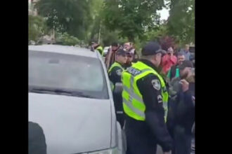 video razvratire intr un oras din vestul ucrainei mai multe persoane au blocat un vehicul de recrutare al armatei si i au intepat anvelopele 6839be9f0012d