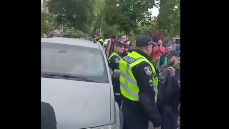 video razvratire intr un oras din vestul ucrainei mai multe persoane au blocat un vehicul de recrutare al armatei si i au intepat anvelopele 6839be9f0012d