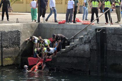 video sapte fete si femei pasagere pe o barca cu migranti au murit inecate intr un port din insulele canare momentul scufundarii vasului 68371f21f3c19