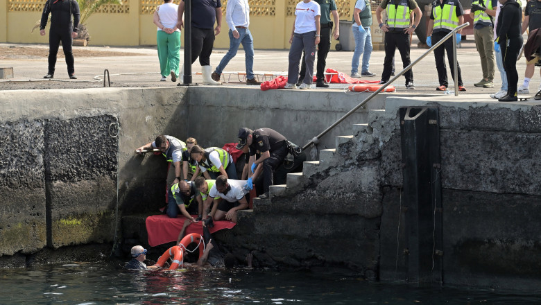 video sapte fete si femei pasagere pe o barca cu migranti au murit inecate intr un port din insulele canare momentul scufundarii vasului 68371f21f3c19
