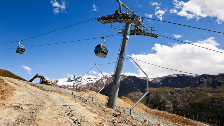 video sat din elvetia ingropat sub noroi si pietris dupa prabusirea unui ghetar un localnic este dat disparut 68377cdfdb0c1