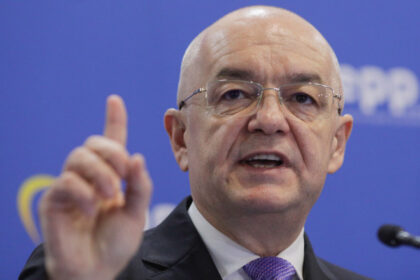 video solutia lui emil boc dupa decizia ccr privind declaratiile de avere e simplu schimbi majoritatea la curtea constitutionala 6839f3ce844a3