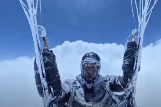 video un parapantist chinez a supravietuit unui zbor accidental la 8 000 m altitudine imagini cu barbatul acoperit de cristale de gheata 6838709f786ca