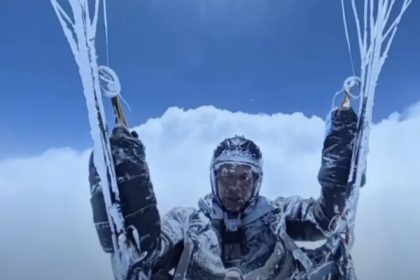 video un parapantist chinez a supravietuit unui zbor accidental la 8 000 m altitudine imagini cu barbatul acoperit de cristale de gheata 6838709f786ca