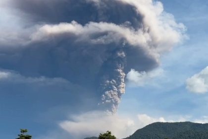 video vulcanul lewotobi laki laki a erupt indonezia a crescut nivelul de alerta la maximum 682ac30c607ad