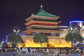 video zeci de turisti in pericol dupa ce acoperisul unui turn vechi de 600 de ani s a prabusit in china imagini cu momentul dramatic 682d9870826bf