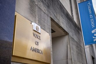 vocea americii isi reia emisia in ciuda eforturilor lui trump de a desfiinta acest post de radio 68163d861fb20