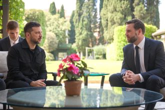 zelenski anunta ca doreste sa incheie cu rusia un armistitiu complet si neconditionat cat mai curand posibil 682a0e952f6c8