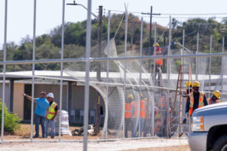 administratia trump vrea sa trimita 9 000 de migranti la guantanamo de saptamana aceasta printre ei sunt 100 de romani 68494dd2337c2