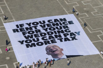 bezos este pe fuga miliardarul american obligat sa si mute alaiul de nunta dupa protestele din venetia 685ac85c25b29