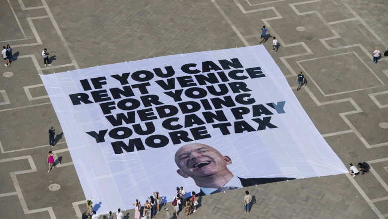 bezos este pe fuga miliardarul american obligat sa si mute alaiul de nunta dupa protestele din venetia 685ac85c25b29