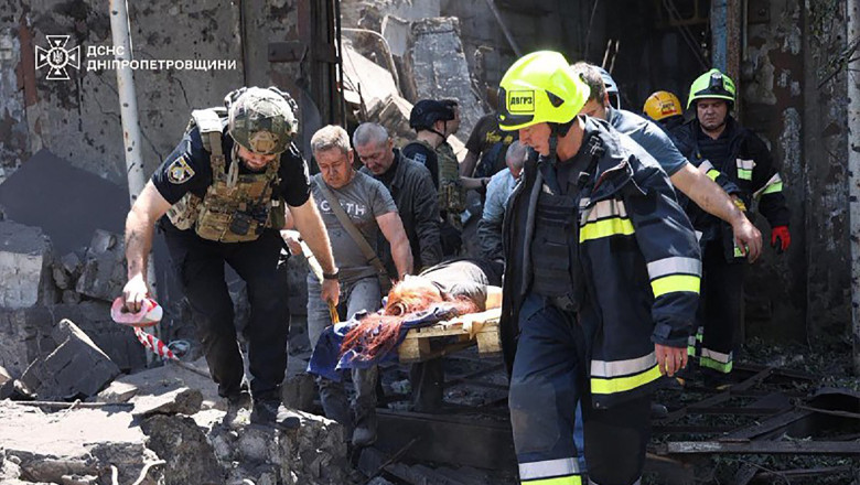 bilantul atacului rusesc cu rachete de la dnipro a crescut la 17 morti si aproape 300 de raniti 685b89e3d13b1