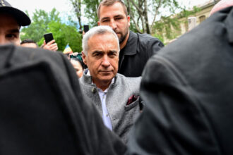 calin georgescu in fata instantei dupa ce a contestat masura controlului judiciar el a fost intampinat de zeci de sustinatori 684a84d7d6bc5