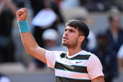carlos alcaraz a castigat finala roland garros 2025 dupa un meci de cinci seturi cu jannik sinner al doilea trofeu consecutiv la paris 6846c8d23a574