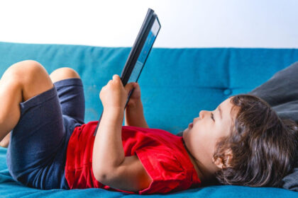 cat timp pot fi lasati copiii in fata ecranelor fara sa dezvolte probleme emotionale si de comportament studiu 68533a96adadf