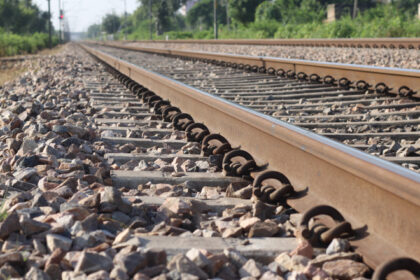 circulatie feroviara intrerupta din cauza unei furtuni in judetul mehedinti cinci trenuri au oprit copaci cazuti pe calea ferata 685ece6c976aa