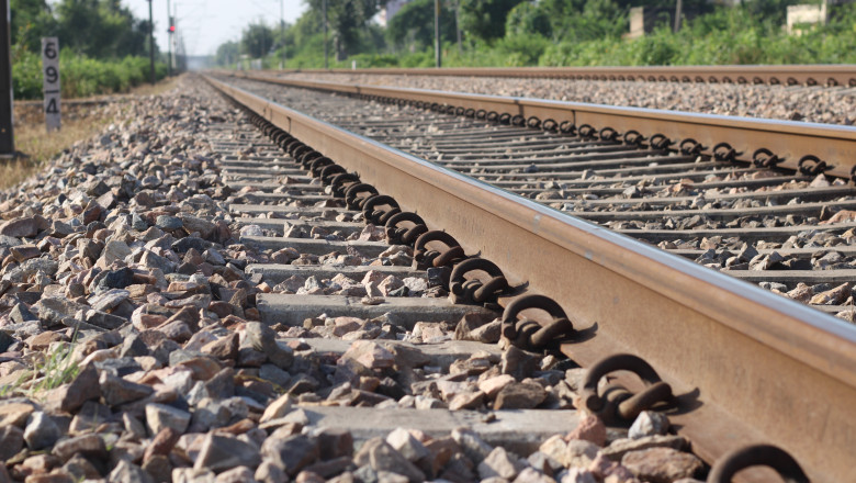 circulatie feroviara intrerupta din cauza unei furtuni in judetul mehedinti cinci trenuri au oprit copaci cazuti pe calea ferata 685ece6c976aa