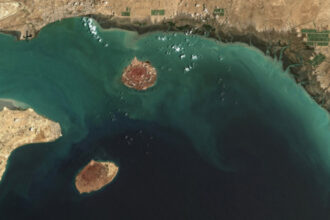 de ce stramtoarea ormuz pe care iranul ameninta ca o va inchide este vitala pentru comertul mondial 685a2a64bc9fb