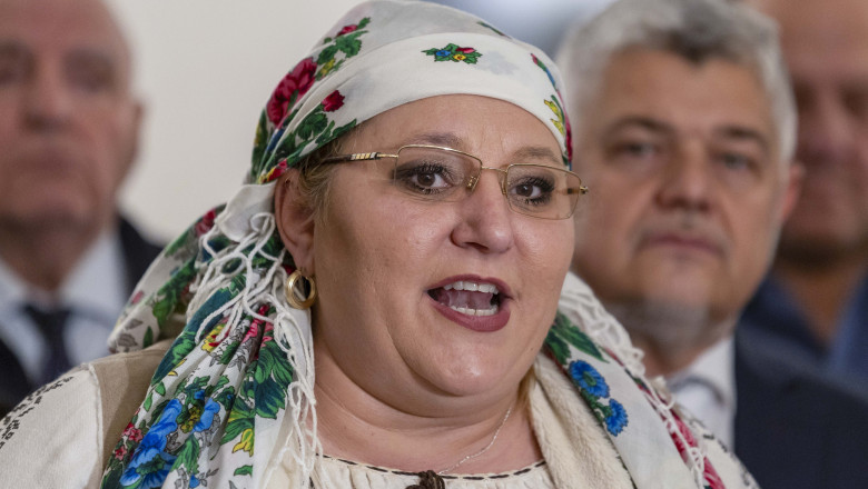 diana sosoaca anunta excluderea din s o s romania a trei senatori si vrea desfiintarea grupului parlamentar 686267ab41daa