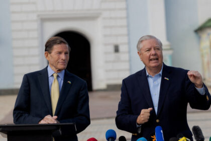 doi senatori americani avertizeaza ca moscova se pregateste de o noua ofensiva putin il ia de fraier pe presedintele trump 683d416ee1729