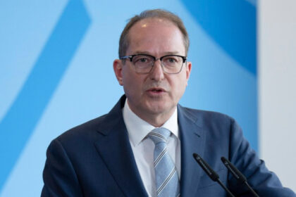 explozie a numarului extremistilor monitorizati de serviciile secrete din germania in 2024 a crescut cu 23 68482c67b8bc4