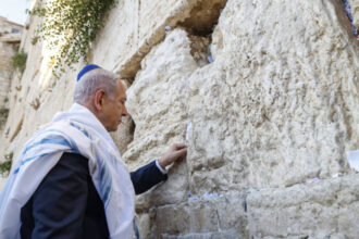 foto legatura dintre biblie si atacul israelului asupra iranului biletul pus de netanyahu la zidul plangerii in ierusalim 684d056869667