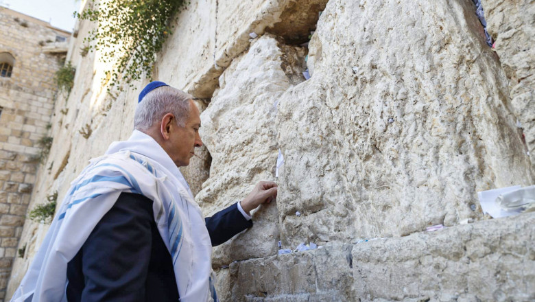 foto legatura dintre biblie si atacul israelului asupra iranului biletul pus de netanyahu la zidul plangerii in ierusalim 684d056869667