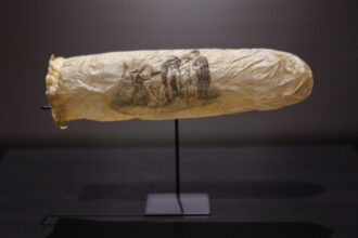 foto un prezervativ vechi de 200 de ani expus intr un muzeu din amsterdam banuim ca nu a fost folosit niciodata 683ffbe186aab