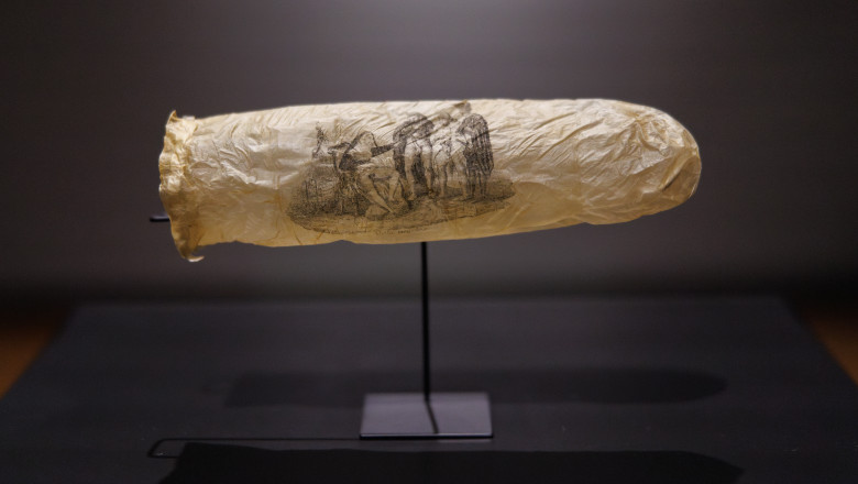 foto un prezervativ vechi de 200 de ani expus intr un muzeu din amsterdam banuim ca nu a fost folosit niciodata 683ffbe186aab