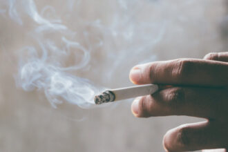 franta extinde interdictia fumatului pe plaje in parcuri si in statiile de autobuz ce amenzi risca cei care nu respecta legea 68610f2f69c11