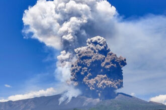 galerie foto cel mai mare vulcan activ din europa a erupt din nou imagini spectaculoase 683dbda6a5aa4