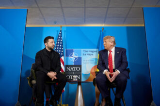 galerie foto diplomatia vizuala a lui volodimir zelenski presedintele ucrainean a ales sa si schimbe stilul vestimentar la summitul nato 685c521cb11c5