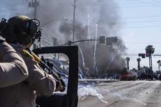 galerie foto donald trump trimite garda nationala la los angeles pentru a opri protestele guvernatorul de california critica decizia 68451eb7e1068