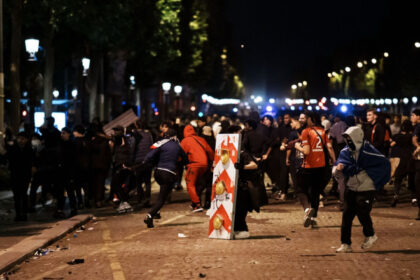 galerie foto doua persoane au murit iar peste 500 au fost arestate dupa sarbatoarea fanilor psg de la paris in urma victoriei din liga campionilor 683c4ede6a135