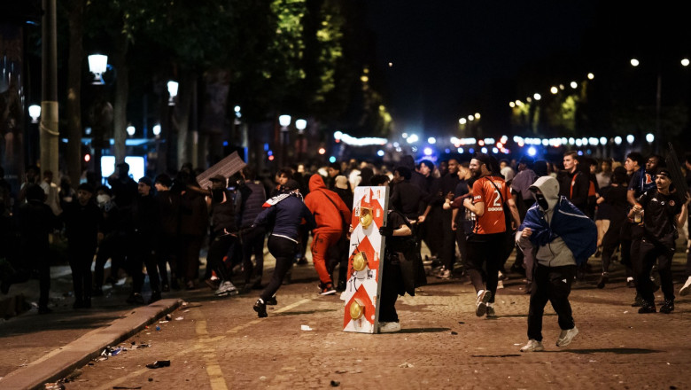 galerie foto doua persoane au murit iar peste 500 au fost arestate dupa sarbatoarea fanilor psg de la paris in urma victoriei din liga campionilor 683c4ede6a135