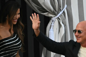 galerie foto jeff bezos si lauren sanchez au ajuns la venetia pentru nunta secolului ce vedete sunt pe lista invitatilor 685d01e455bad