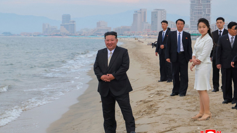 galerie foto kim jong un a renuntat la rachete si s a relaxat la plaja liderul nord coreean a inaugurat o statiune de lux pe litoral 685cf04ebc12c