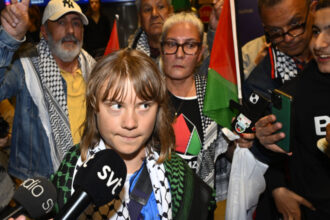 greta thunberg a fost torturata de israelieni cu cantece pentru copii inainte de a fi deportata in suedia 68496d7fe8f54