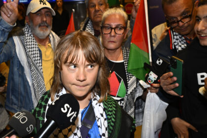 greta thunberg a fost torturata de israelieni cu cantece pentru copii inainte de a fi deportata in suedia 68496d7fe8f54